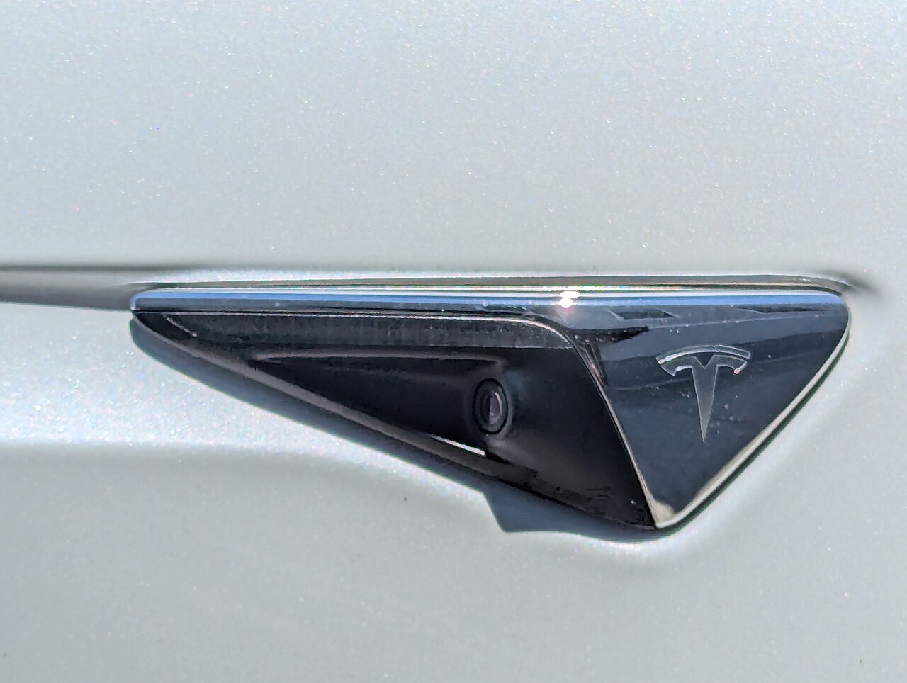 Close-up van de Autopilot-camera in het voorspatbord van een Tesla
