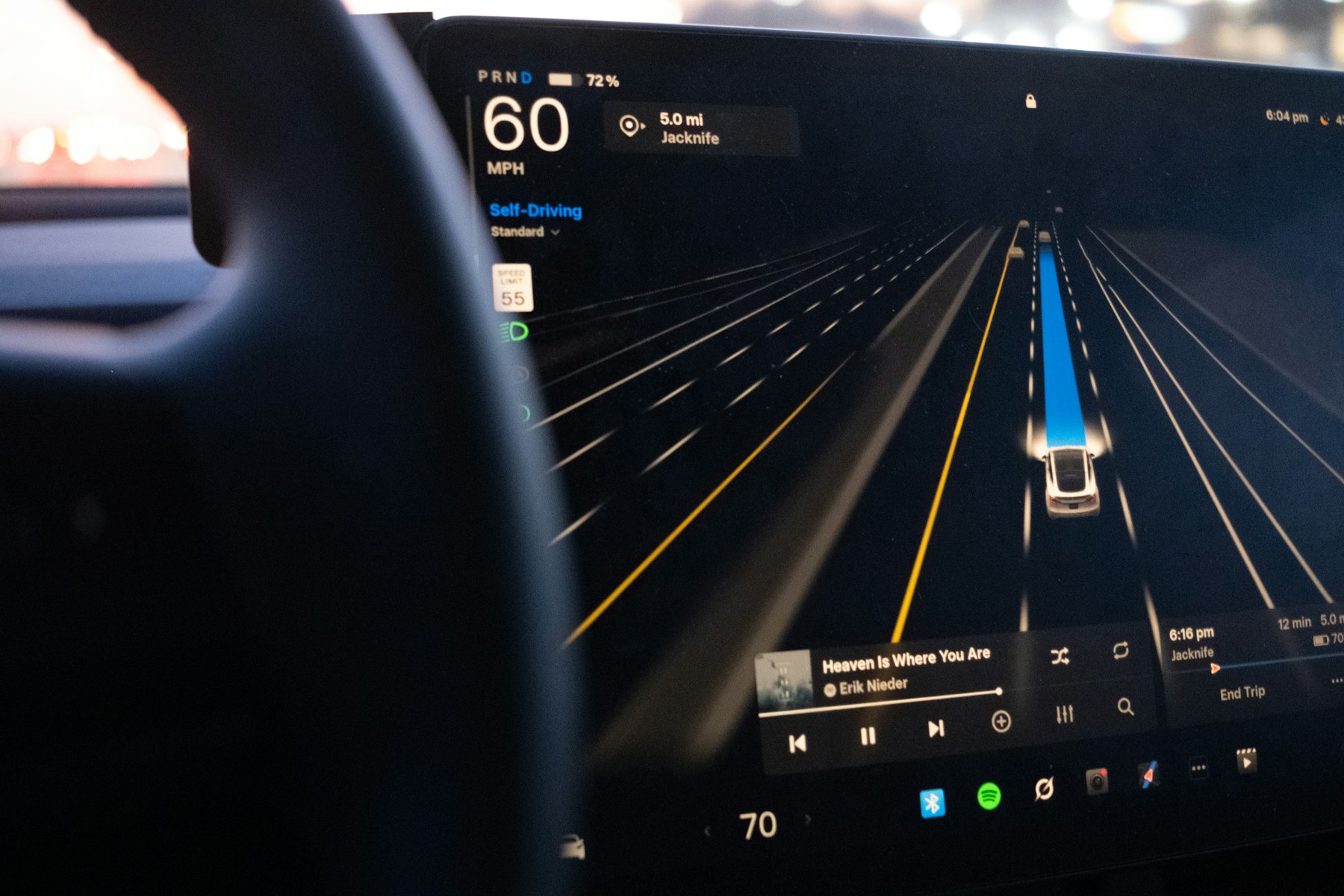 Tesla-scherm met rijstrookvisualisatie tijdens ondersteund rijden