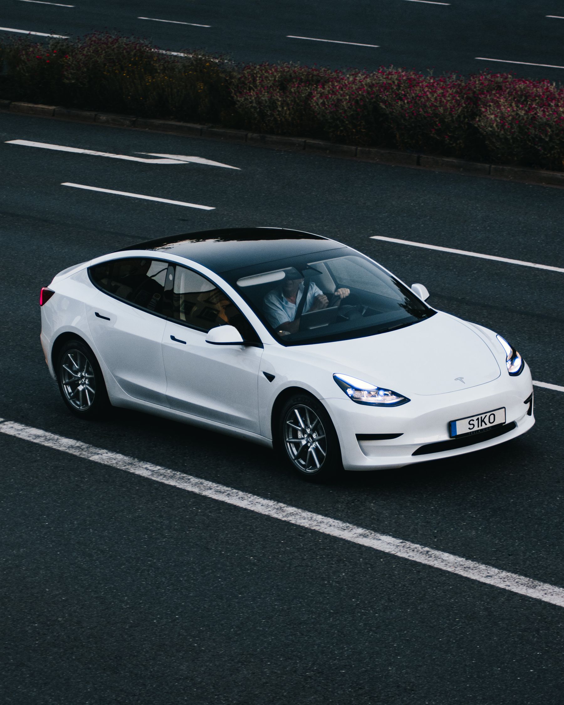 Witte Tesla Model 3 op een Duitse weg